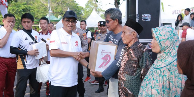 Sambut Hari Bhayangkara ke-79, Kapolda NTB Sapa dan Berbagi Kebahagiaan dengan Warga di CFD Udayana