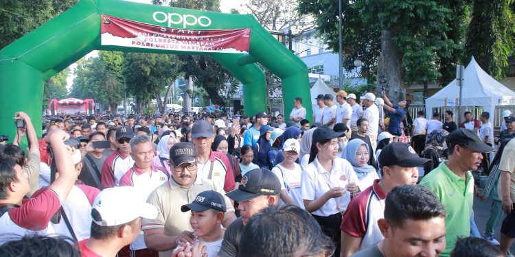 Ribuan Warga Meriahkan Hari Bhayangkara ke-79, Kapolda NTB Lepas Langsung Peserta Jalan Santai