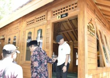 Bank NTB Syariah membangun Musholla di kawasan wisata Pantai Nipah Lombok Utara