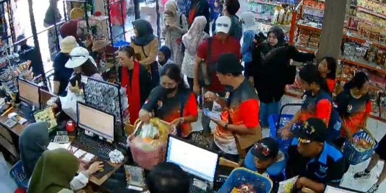 Toko Oleh-oleh Lombok Diserbu Peserta FORNAS VIII NTB 2025, Owner Sampai Tidak Pulang ke Rumah