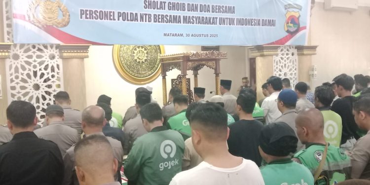 Polda NTB dan Ojol Gelar Sholat Ghaib untuk Almarhum Affan Kurniawan