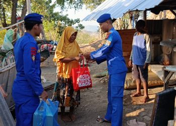 Polairud Polda NTB Salurkan Bantuan Sembako untuk Warga Pesisir Maluk