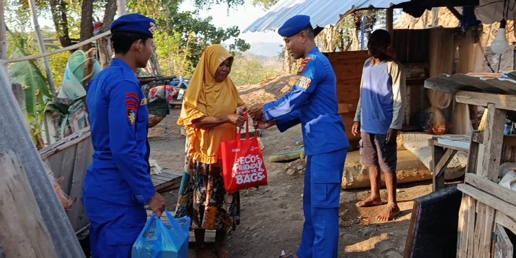 Polairud Polda NTB Salurkan Bantuan Sembako untuk Warga Pesisir Maluk