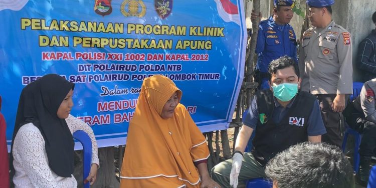 Polairud Polda NTB bersama Polairud Polres Lombok Timur menghadirkan Layanan Klinik Terapung bagi Masyarakat Pesisir 