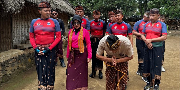 Adat Menyembeq Iringi Kunjungan Kapolres Lombok Utara, Literasi dan Kamtibmas Jadi Pilar Desa Wisata Senaru