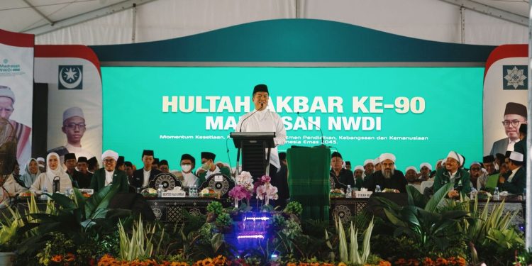 Hadiri Hultah Madrasah NWDI, Menteri Haji Berkominmen Perbaiki Layanan Haji dan Umroh