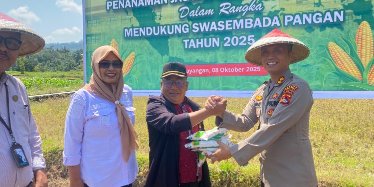 Polres Lombok Utara Dukung Ketahanan Pangan, Kapolres Pimpin Penanaman Jagung Serentak Kuartal IV di Desa Santong