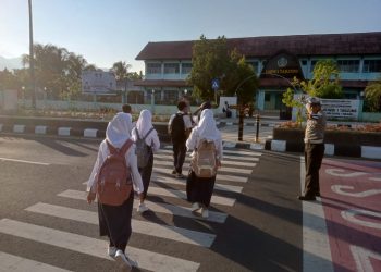 Wujudkan Tertib Berlalu Lintas, Polsek Tanjung Gelar Giat Rawan Pagi di Depan SMPN 1 Tanjung