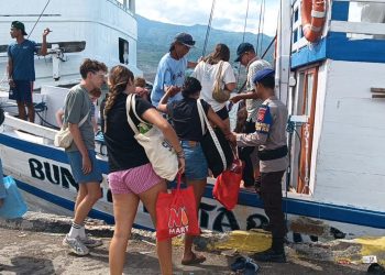 Polairud Polda NTB Membantu Menaikkan Barang Sebagai Bentuk Kepedulian terhadap Masyarakat Khususnya Wilayah Perairan 