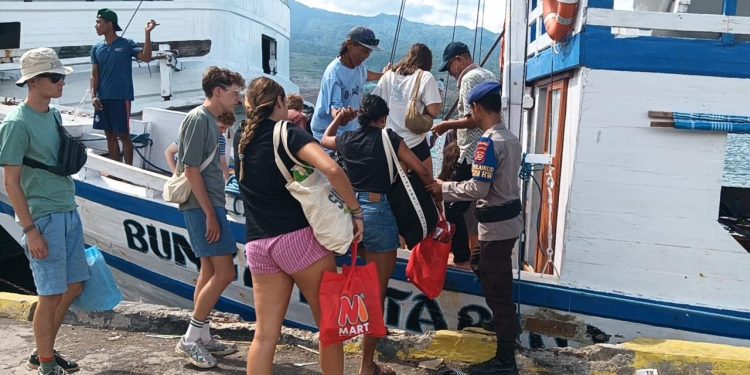 Polairud Polda NTB Membantu Menaikkan Barang Sebagai Bentuk Kepedulian terhadap Masyarakat Khususnya Wilayah Perairan 