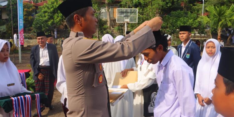 Kapolres Lombok Utara Pimpin Upacara Peringatan Hari Santri Nasional 2025 di Ponpes Al-Istiqomah Kapu