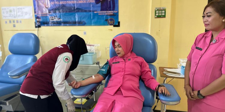 Kapolres dan Ketua Bhayangkari Lombok Utara Teladani Semangat Kemanusiaan Lewat Donor Darah di HUT Polairud ke-75