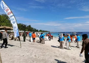 Bersihkan Laut, Jaga Ikon Wisata NTB di Gili Trawangan Salah satu Rangkaian HUT NTB