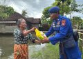 Ditpolairud Polda NTB Salurkan Bantuan Beras Hasil Gerakan 1.000 Rupiah untuk Korban Banjir di Sekotong