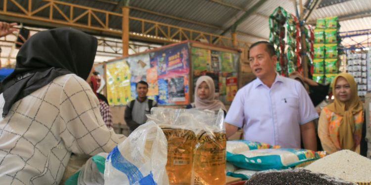 Blusukan di Pasar Gerung, Gubernur NTB Pastikan Harga Kebutuhan Pokok Terjangkau Selama Ramadan 1447 H