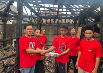 Gotong Royong Tanpa Batas: Keluarga Besar PDI Perjuangan Lombok Timur Ringankan Duka Kader Korban Kebakaran