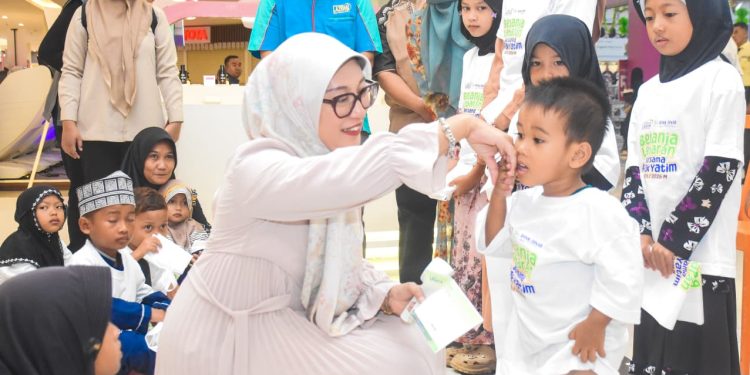 Bunda Sinta gandeng Lazdasi ajak Anak yatim Belanja Baju Lebaran di Lombok Epicentrum Mall
