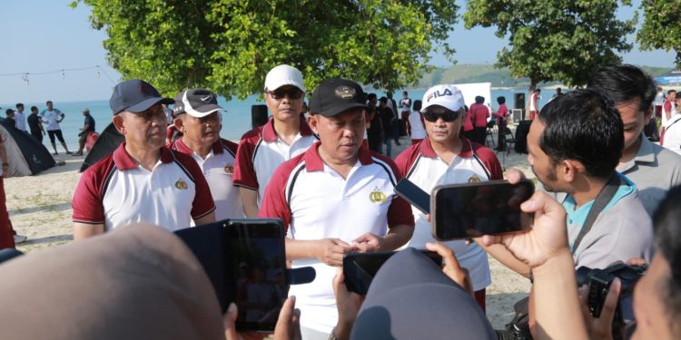 Kapolda NTB Pimpin Aksi Bersih Pantai di Tanjung Aan, Dorong Kepedulian Lingkungan