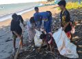 Harmoni Polairud Polda NTB Bersama Anak-anak Pesisir Bersihkan Pantai Tanjung Luar