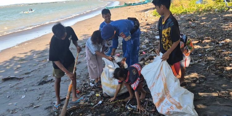 Harmoni Polairud Polda NTB Bersama Anak-anak Pesisir Bersihkan Pantai Tanjung Luar